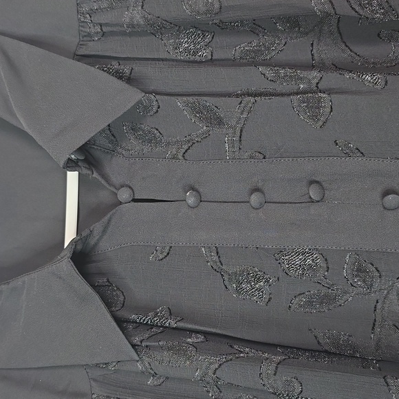 Cece collared neckline long puff sleeve clip dot pattern with texture look 1X. - Picture 4 of 9